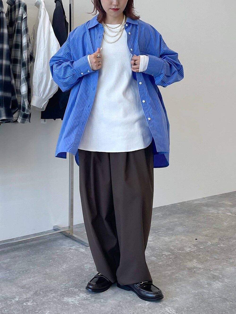 ブラウン系のその他パンツ、グレー系のTシャツ/カットソー、その他のシャツ/ブラウスを着用したレディースの秋コーディネートの5枚目の写真