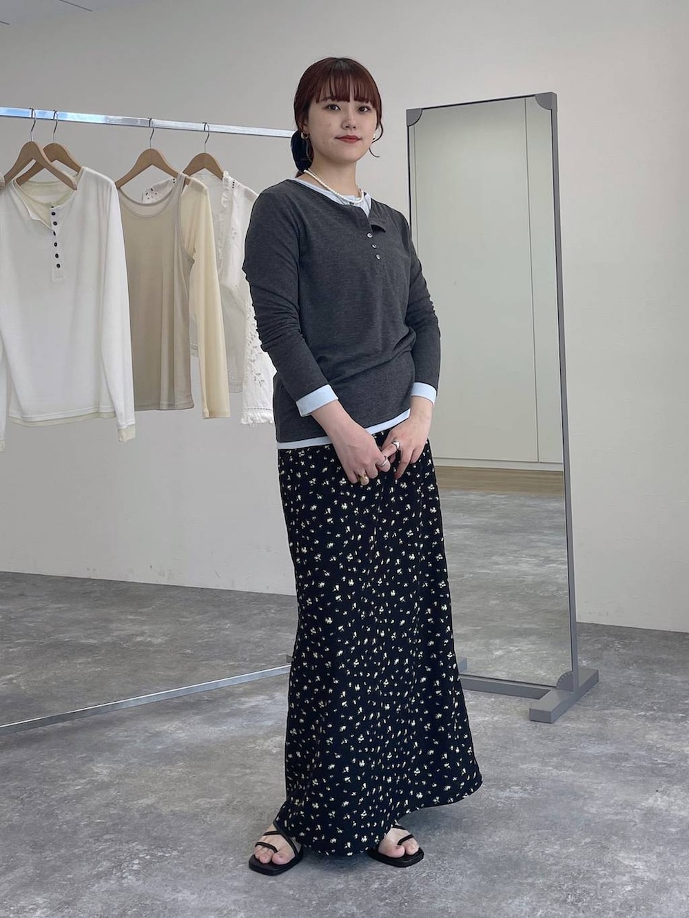 グレー系のTシャツ/カットソー、ブラック系のスカートを着用したレディースの春コーディネートの7枚目の写真