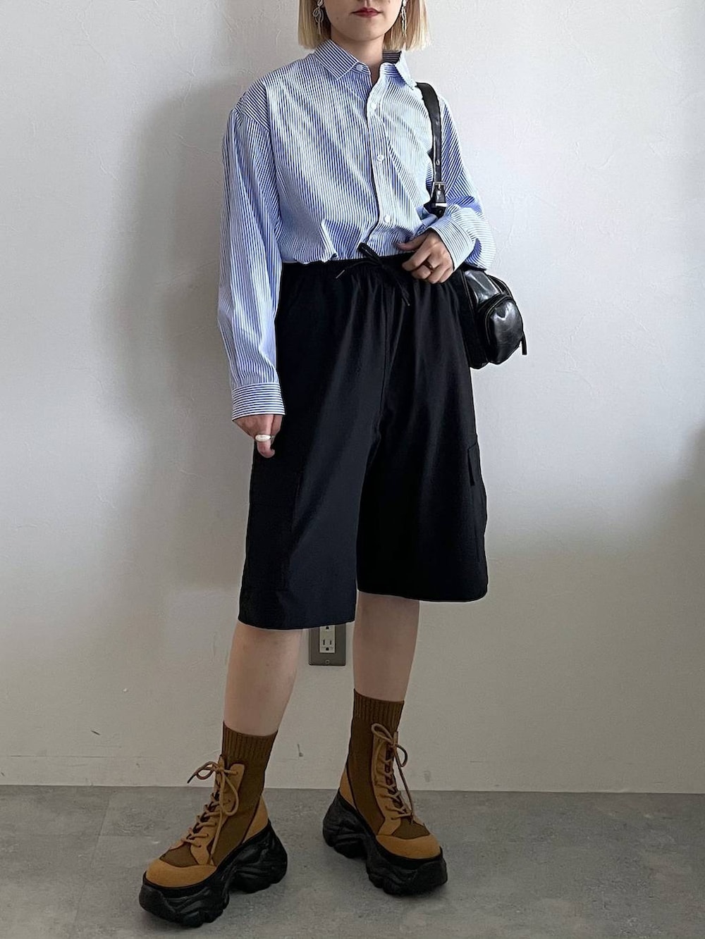 「シャツ、シャツスタイル、キッズ服、低身長、カジュアル、着痩せ・細見え、PAGEBOY、骨格ストレート_PAGEBOY、ブルベ夏_PAGEBOY、エレガント_PAGEBOY、GLOBAL WORK、ハーフパンツ、秋コーデ」｜「PAGEBOYのレースアップソックスブーツ（ブーツ、ブラウン系）」を使った、mitaさん（レディース・155cm）の秋コーディネートの9枚目の写真