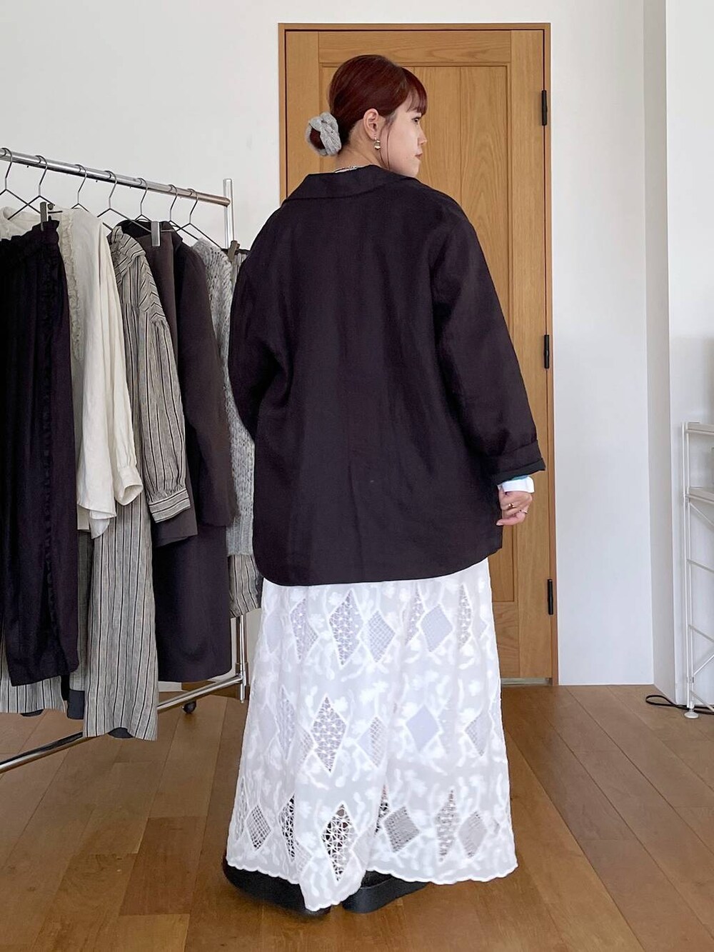 ブラック系のブーツ、その他のTシャツ/カットソー、ブルー系のニット/セーターを着用したレディースの秋コーディネートの4枚目の写真