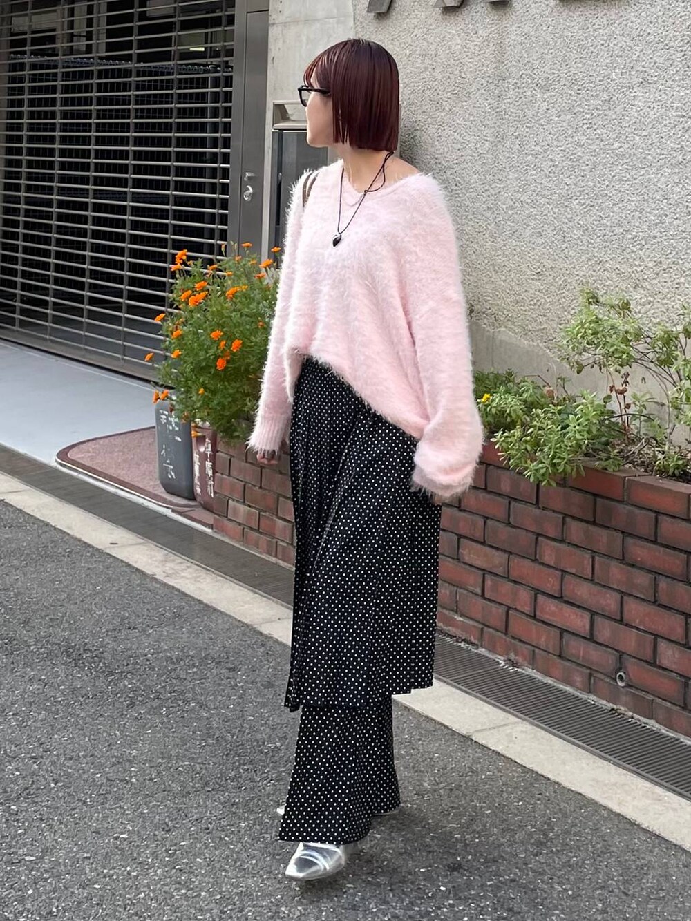 シルバー系のサンダル、ブラック系のその他パンツ、ブラック系のネックレスを着用したレディースの秋コーディネートの3枚目の写真