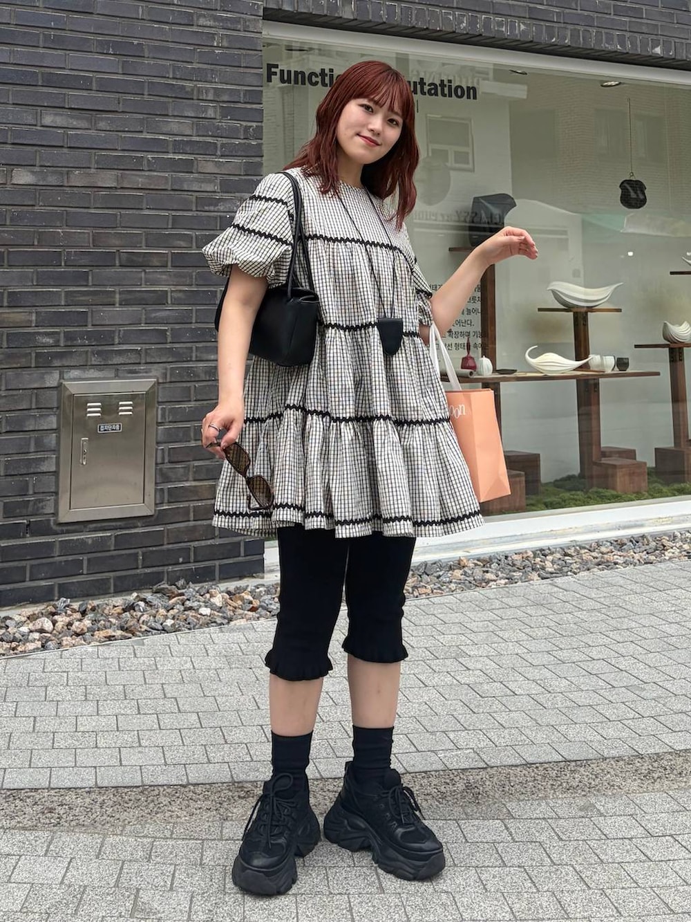 ブラック系のスニーカー、ブラック系のその他パンツ、ホワイト系のワンピースを着用したレディースの夏コーディネートの4枚目の写真