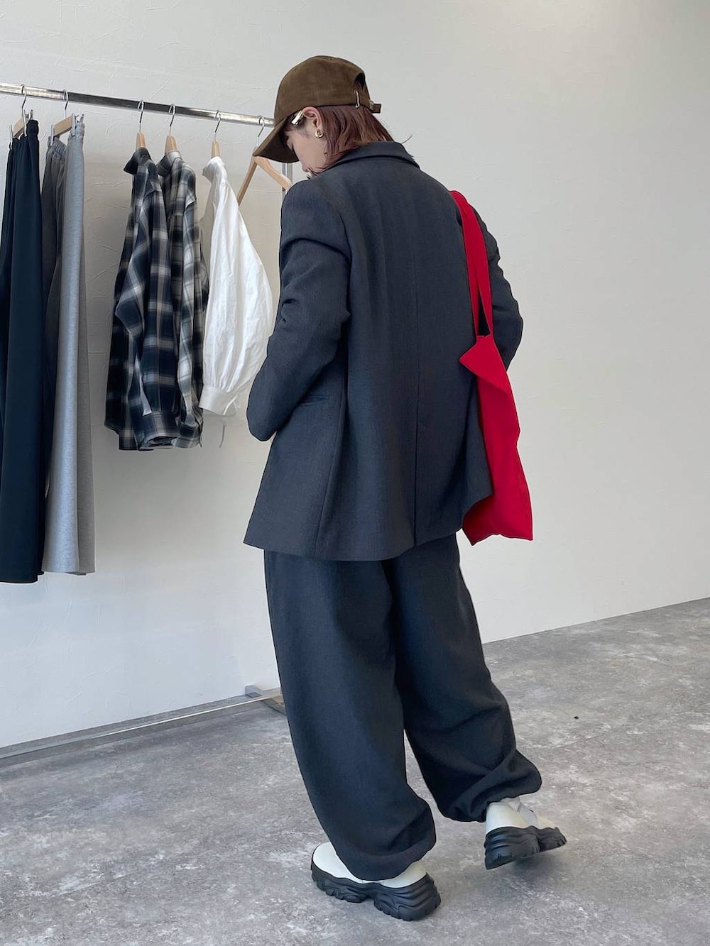 グレー系のその他パンツ、グレー系のテーラードジャケット、ホワイト系のスニーカーを着用したレディースの秋コーディネートの4枚目の写真
