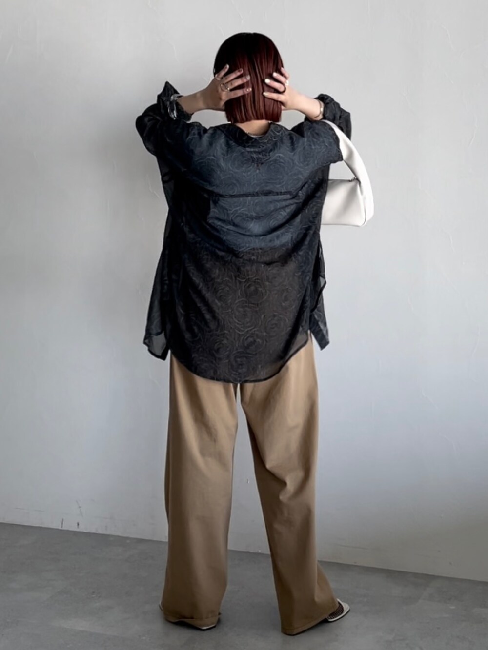 ブラック系のシャツ/ブラウス、ブルー系のTシャツ/カットソー、ベージュ系のその他パンツを着用したレディースの春コーディネートの2枚目の写真