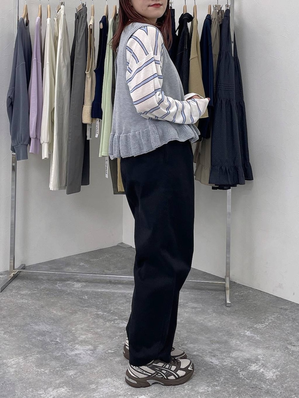 ブラック系のその他パンツ、グレー系のベストを着用したレディースの春コーディネートの3枚目の写真