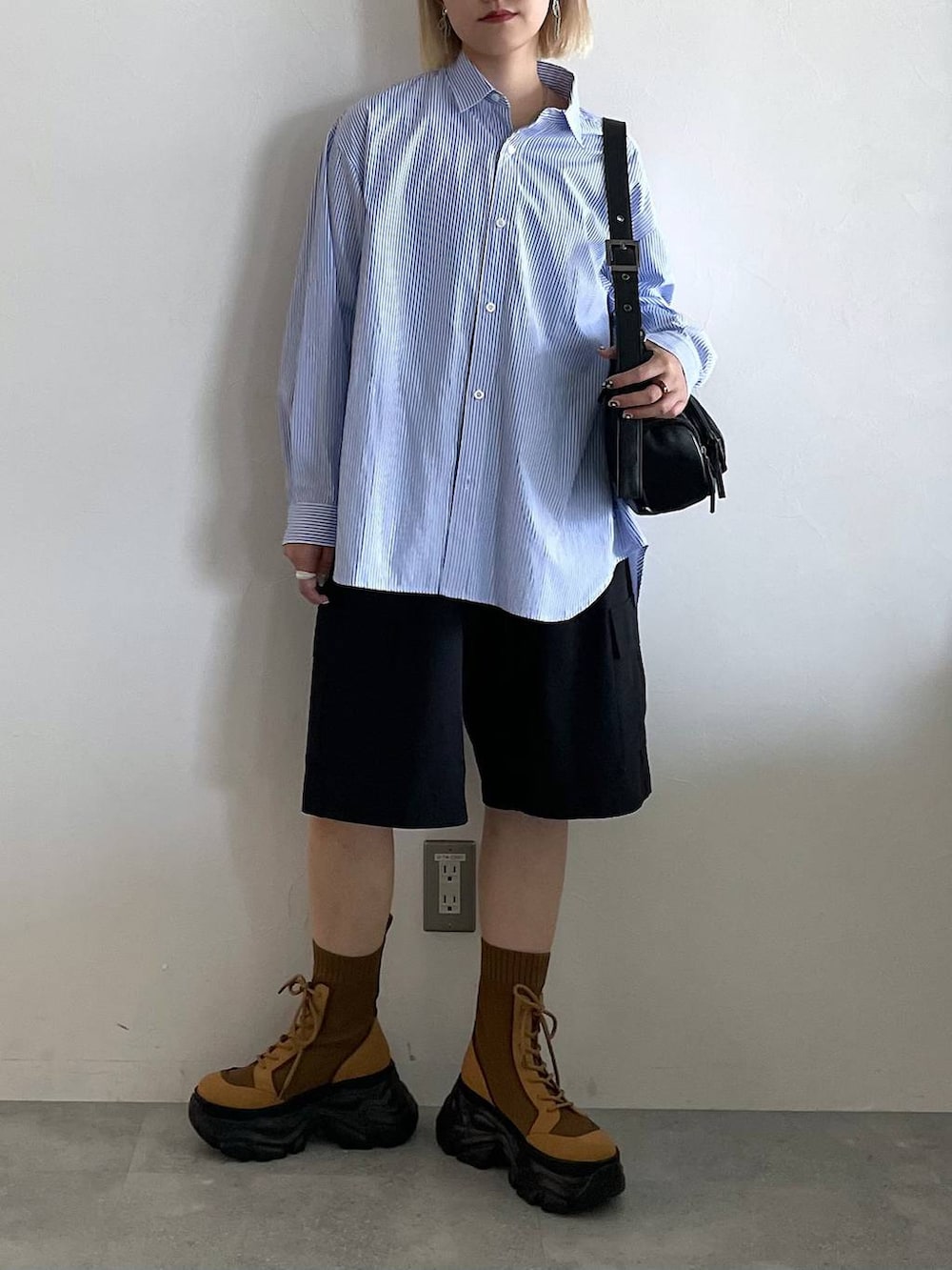 「シャツ、シャツスタイル、キッズ服、低身長、カジュアル、着痩せ・細見え、PAGEBOY、骨格ストレート_PAGEBOY、ブルベ夏_PAGEBOY、エレガント_PAGEBOY、GLOBAL WORK、ハーフパンツ、秋コーデ」｜「PAGEBOYのレースアップソックスブーツ（ブーツ、ブラウン系）」を使った、mitaさん（レディース・155cm）の秋コーディネートの6枚目の写真