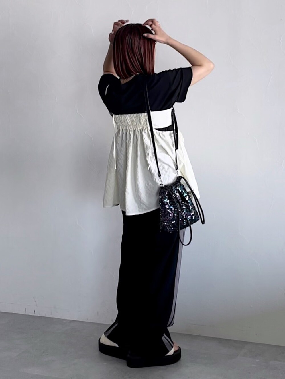 ホワイト系のキャミソール、ブラック系のスウェットパンツ、ブラック系のTシャツ/カットソーを着用したレディースの夏コーディネートの4枚目の写真