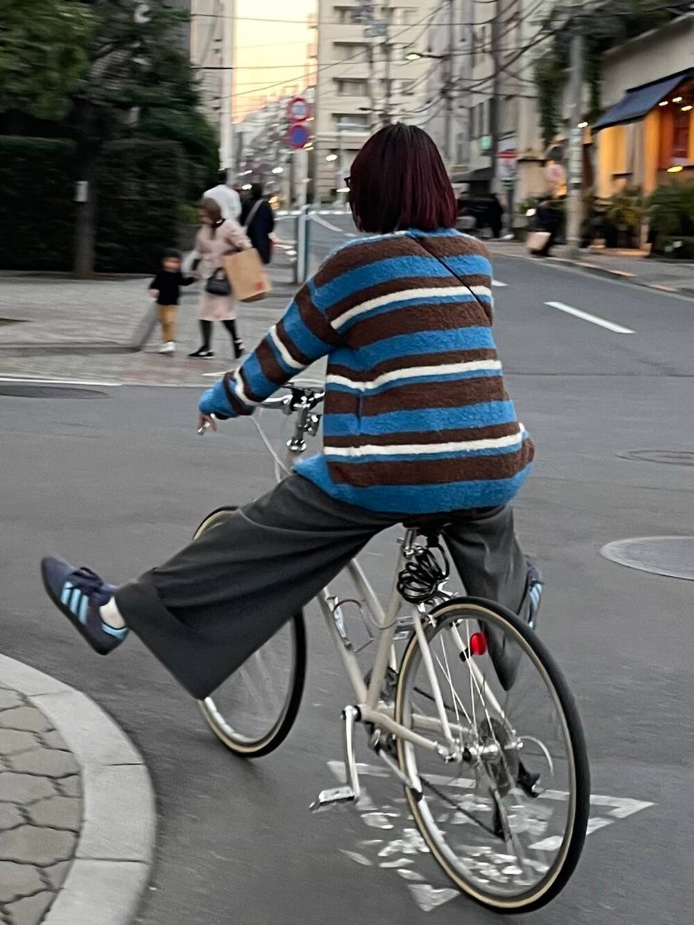 ブラック系のハンドバッグを着用したレディースの冬コーディネートの2枚目の写真