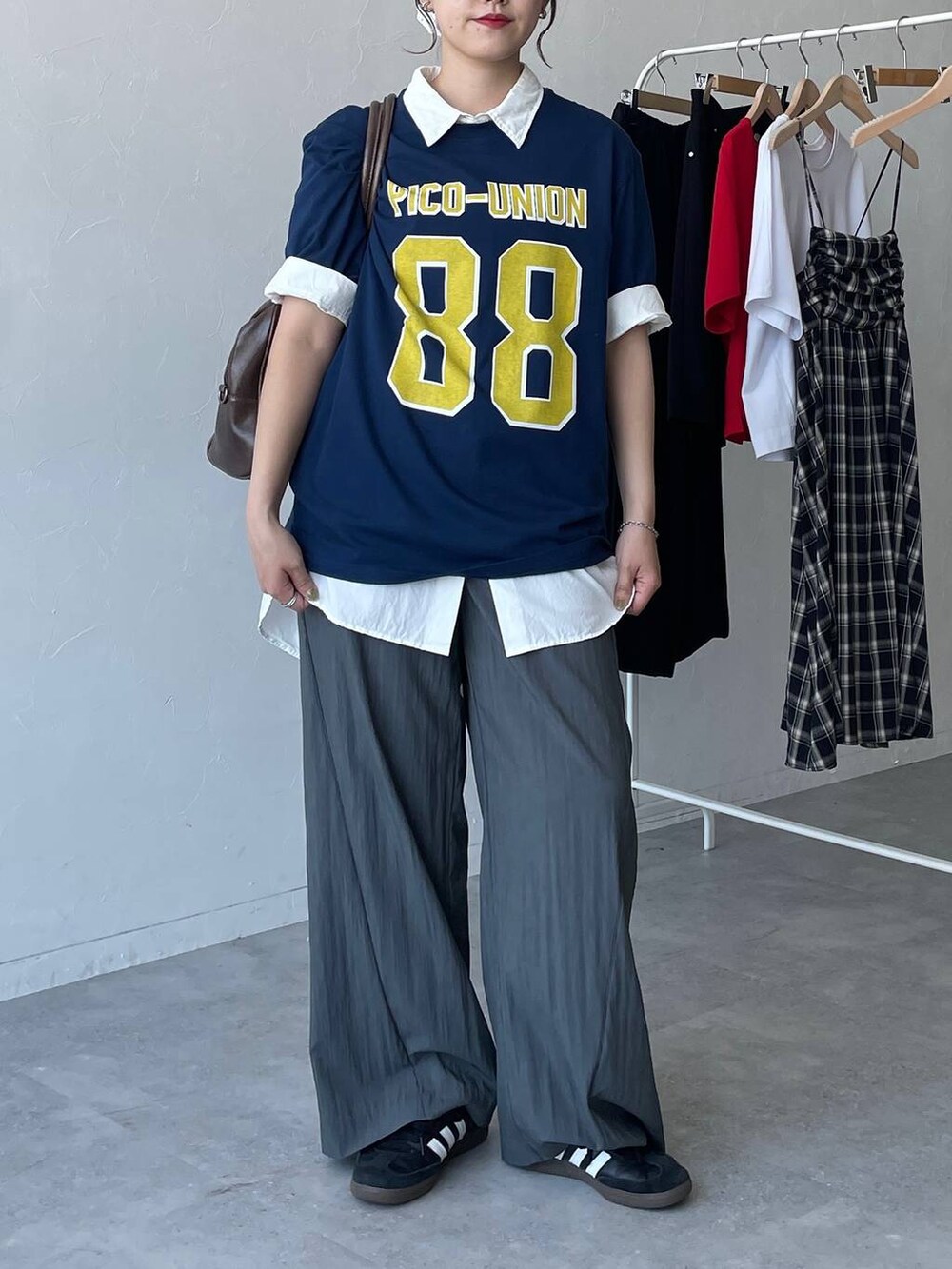 ブラウン系のボストンバッグ、ホワイト系のシャツ/ブラウス、グレー系のその他パンツを着用したレディースの夏コーディネートの5枚目の写真
