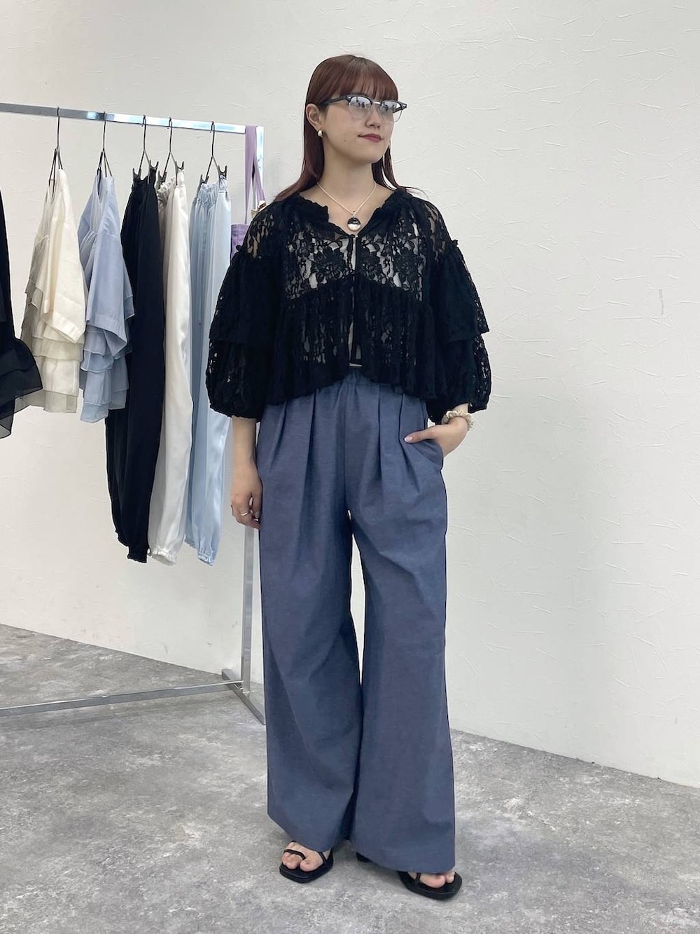 ブラック系のシャツ/ブラウス、ブルー系のデニムパンツを着用したレディースの春コーディネートの6枚目の写真