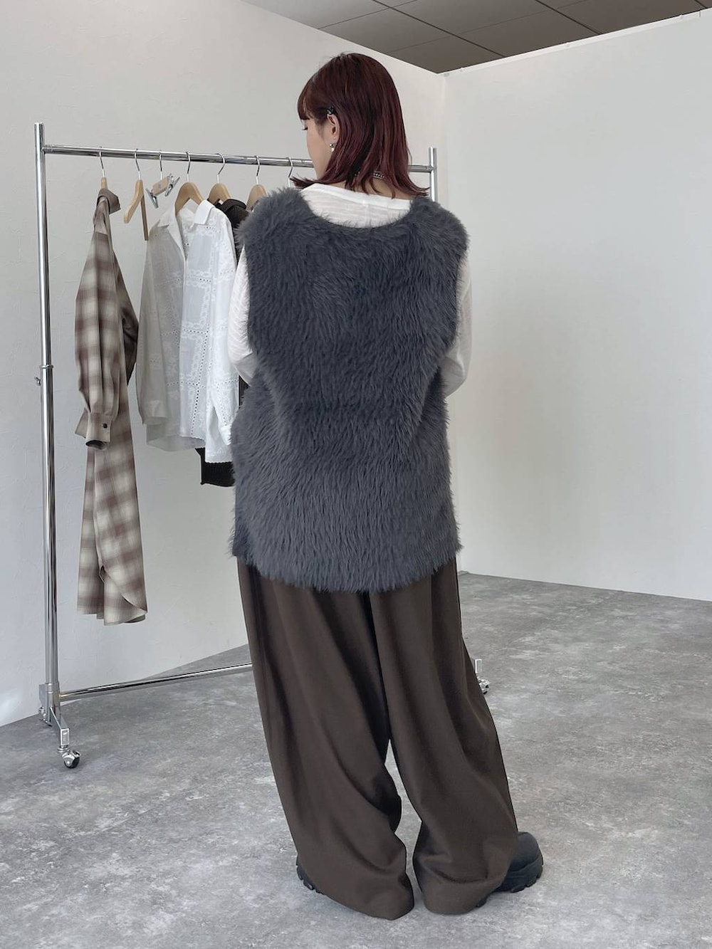 ブラウン系のその他パンツ、ブラック系のブーツ、ホワイト系のTシャツ/カットソーを着用したレディースの秋コーディネートの3枚目の写真