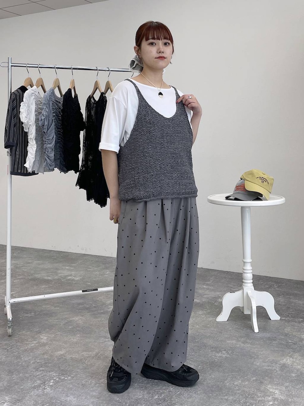 グレー系のベスト、ホワイト系のTシャツ/カットソーを着用したレディースの春コーディネートの7枚目の写真