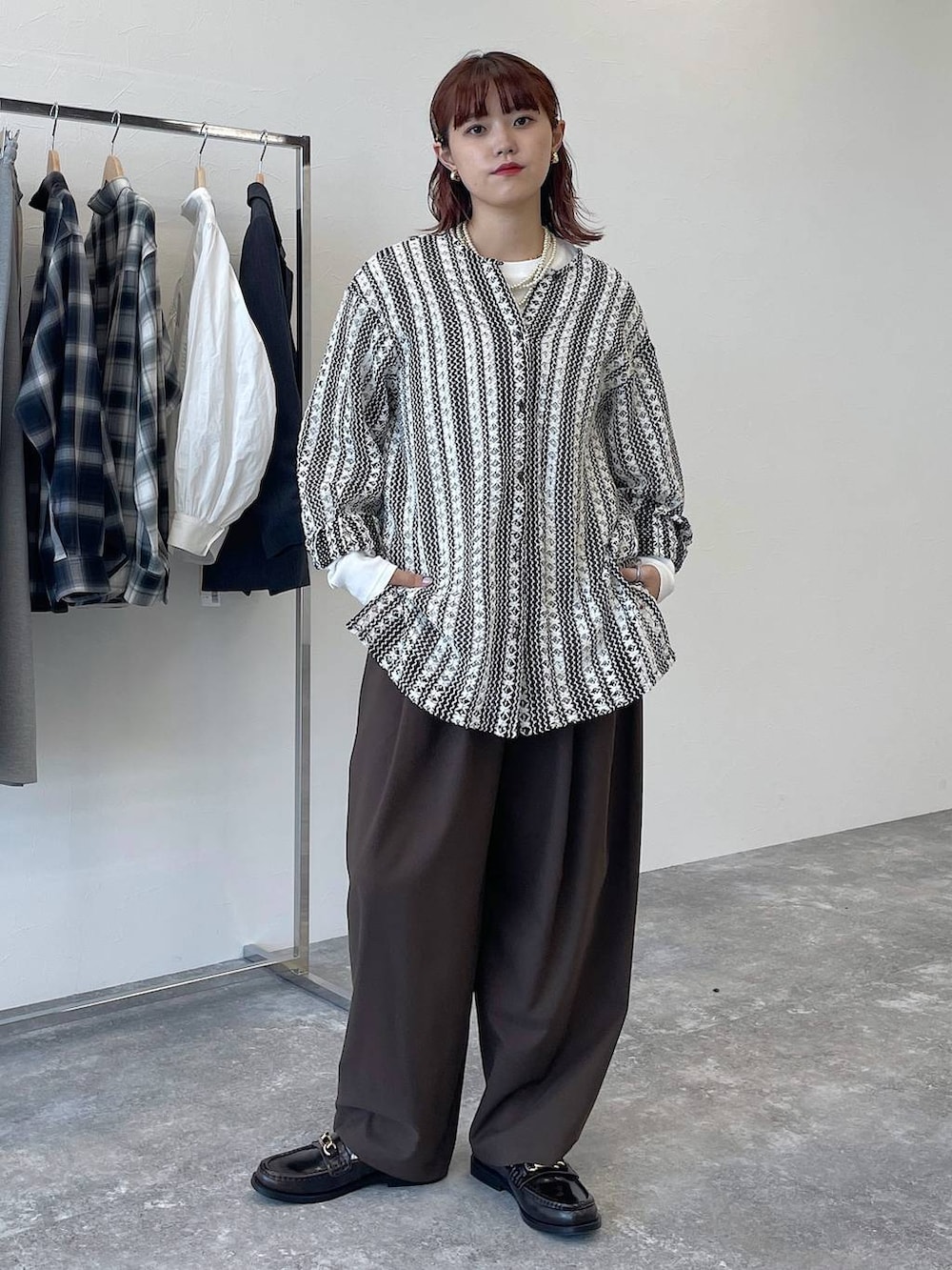 ブラウン系のその他パンツ、グレー系のTシャツ/カットソー、その他のシャツ/ブラウスを着用したレディースの秋コーディネートの6枚目の写真