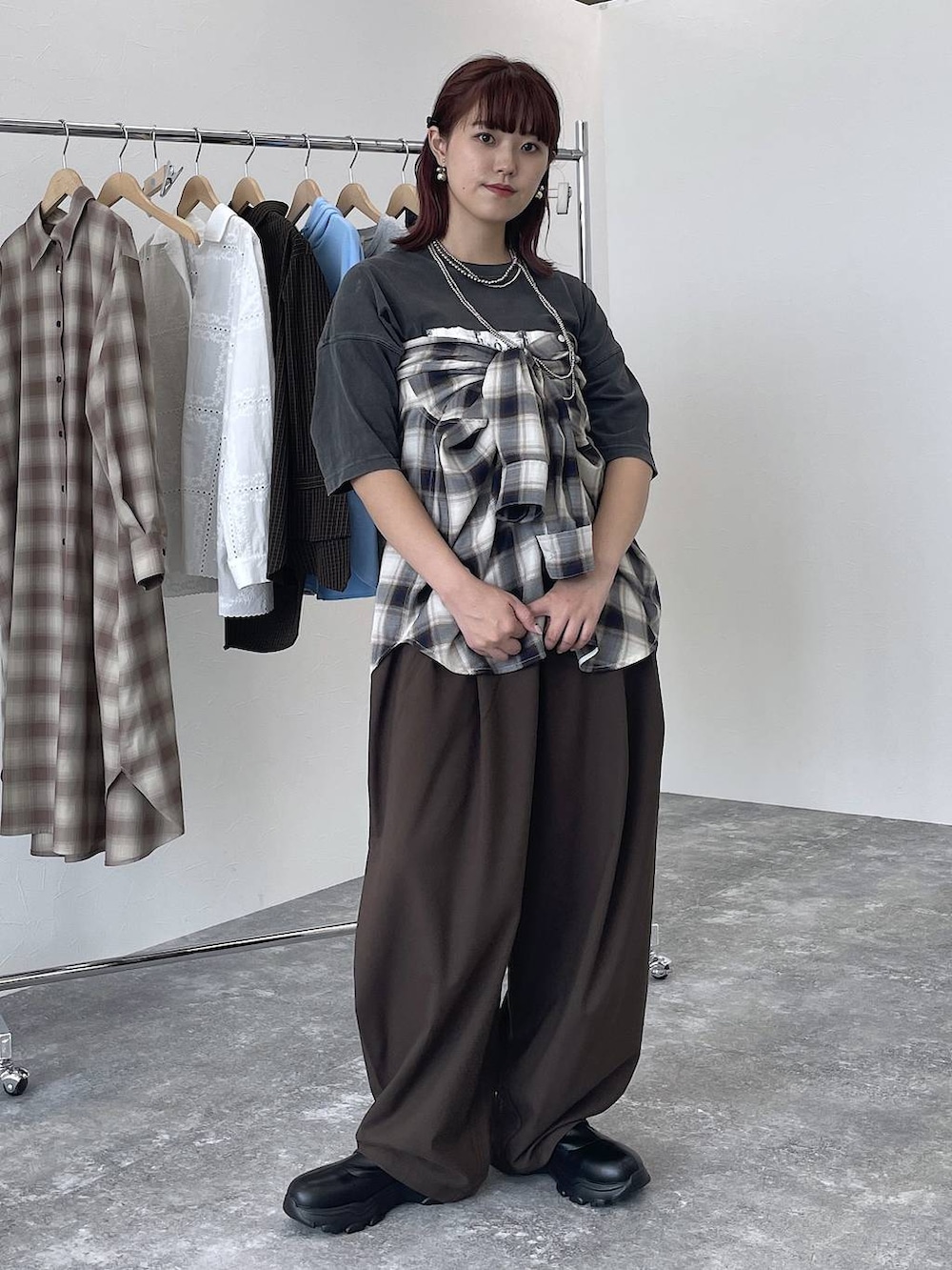 ブラック系のTシャツ/カットソー、ブラウン系のその他パンツ、その他のシャツ/ブラウスを着用したレディースの秋コーディネートの6枚目の写真
