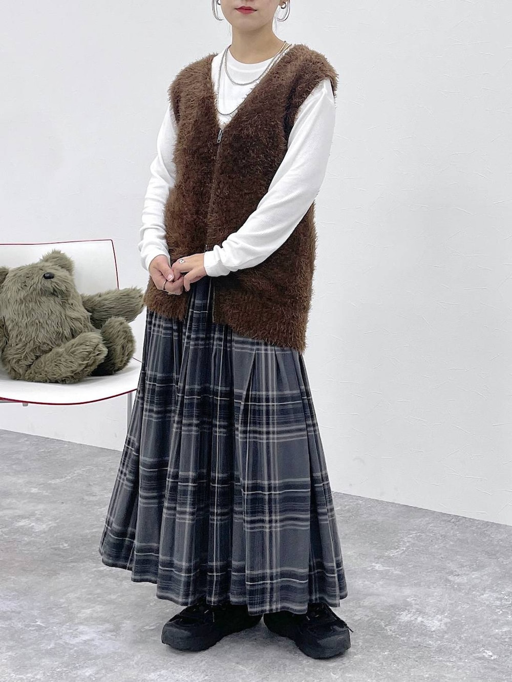 ホワイト系のTシャツ/カットソー、グレー系のスカートを着用したレディースの秋コーディネートの6枚目の写真