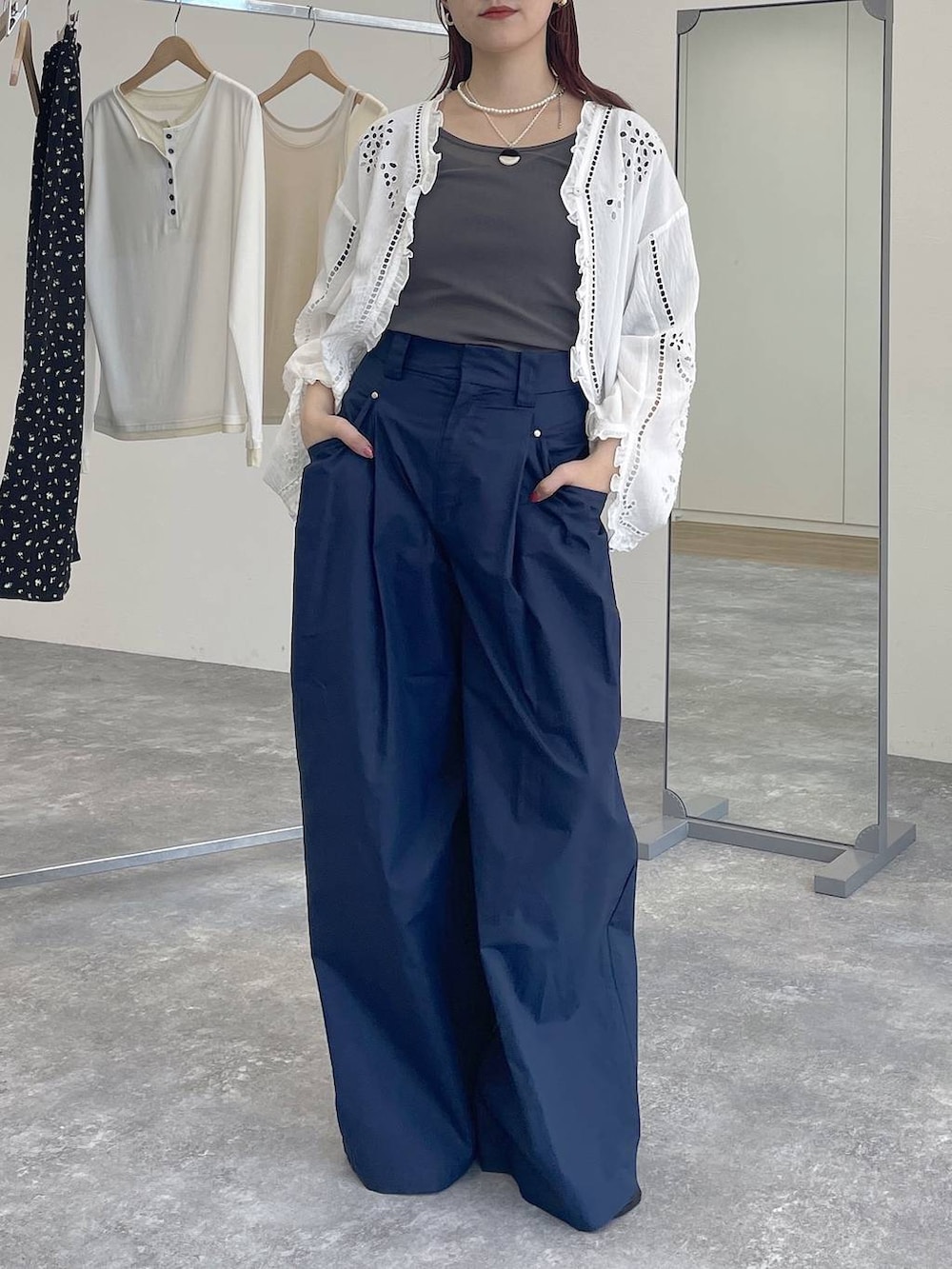 ホワイト系のシャツ/ブラウス、ブルー系のチノパンツを着用したレディースの春コーディネートの4枚目の写真