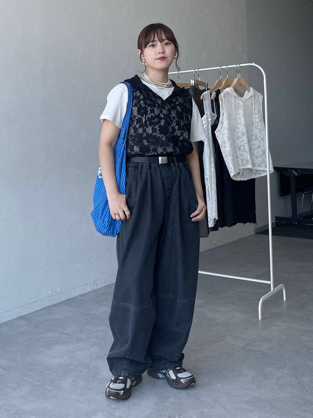 ブラック系のベルトを着用したレディースの夏コーディネートの5枚目の写真