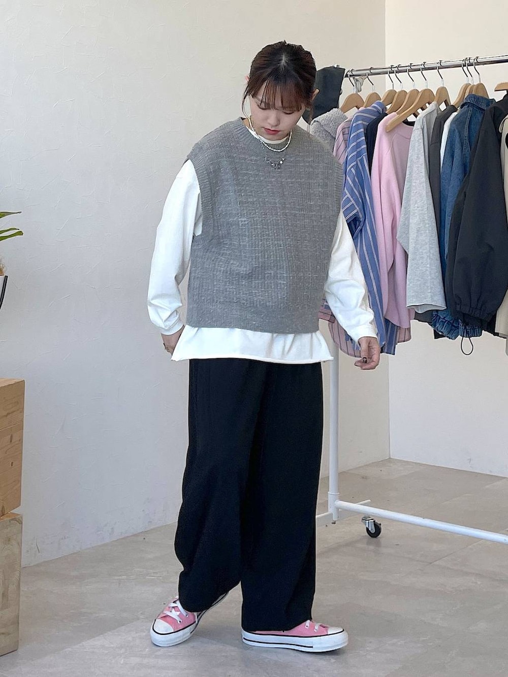 ブラック系のその他パンツ、ホワイト系のTシャツ/カットソー、グレー系のベストを着用したレディースの冬コーディネートの4枚目の写真