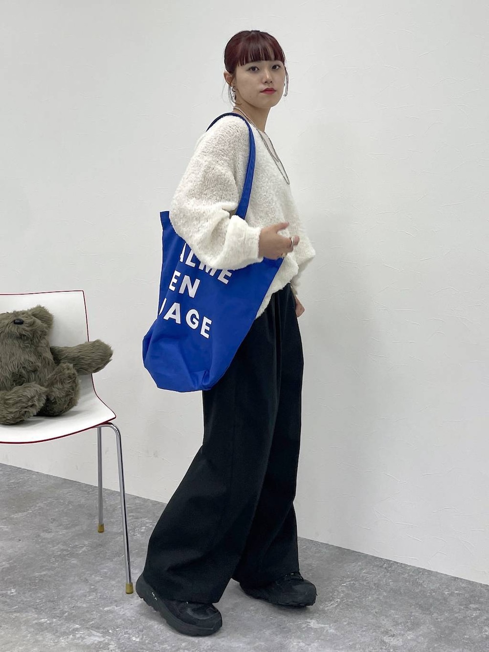 ブラック系のその他パンツ、ベージュ系のニット/セーターを着用したレディースの秋コーディネートの3枚目の写真