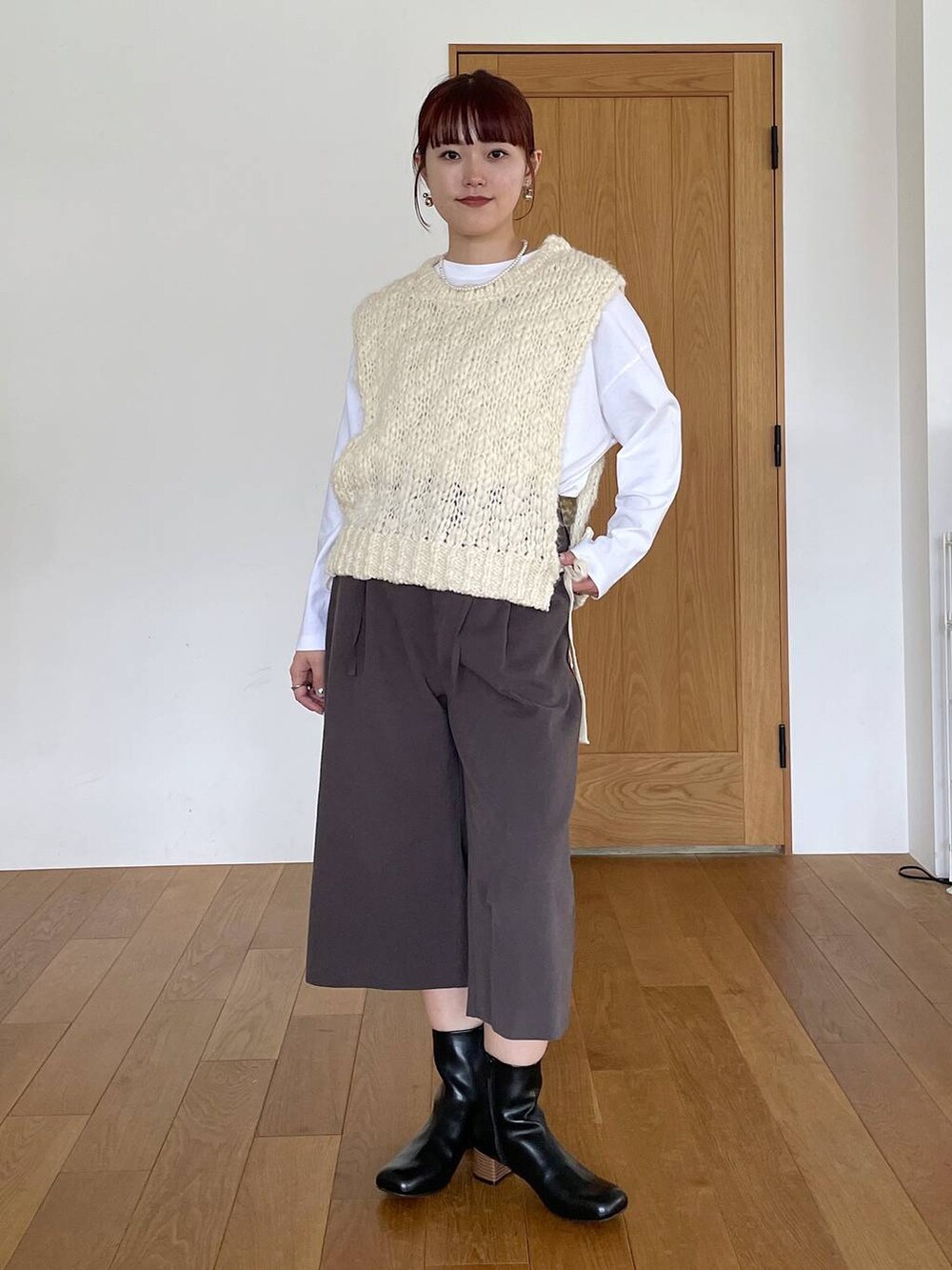 その他のTシャツ/カットソー、グレー系のその他パンツ、ホワイト系のベストを着用したレディースの秋コーディネートの8枚目の写真