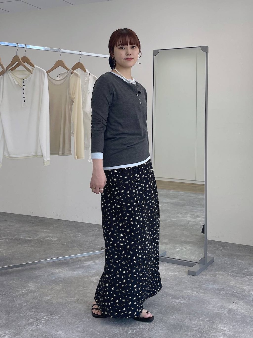 グレー系のTシャツ/カットソー、ブラック系のスカートを着用したレディースの春コーディネートの2枚目の写真