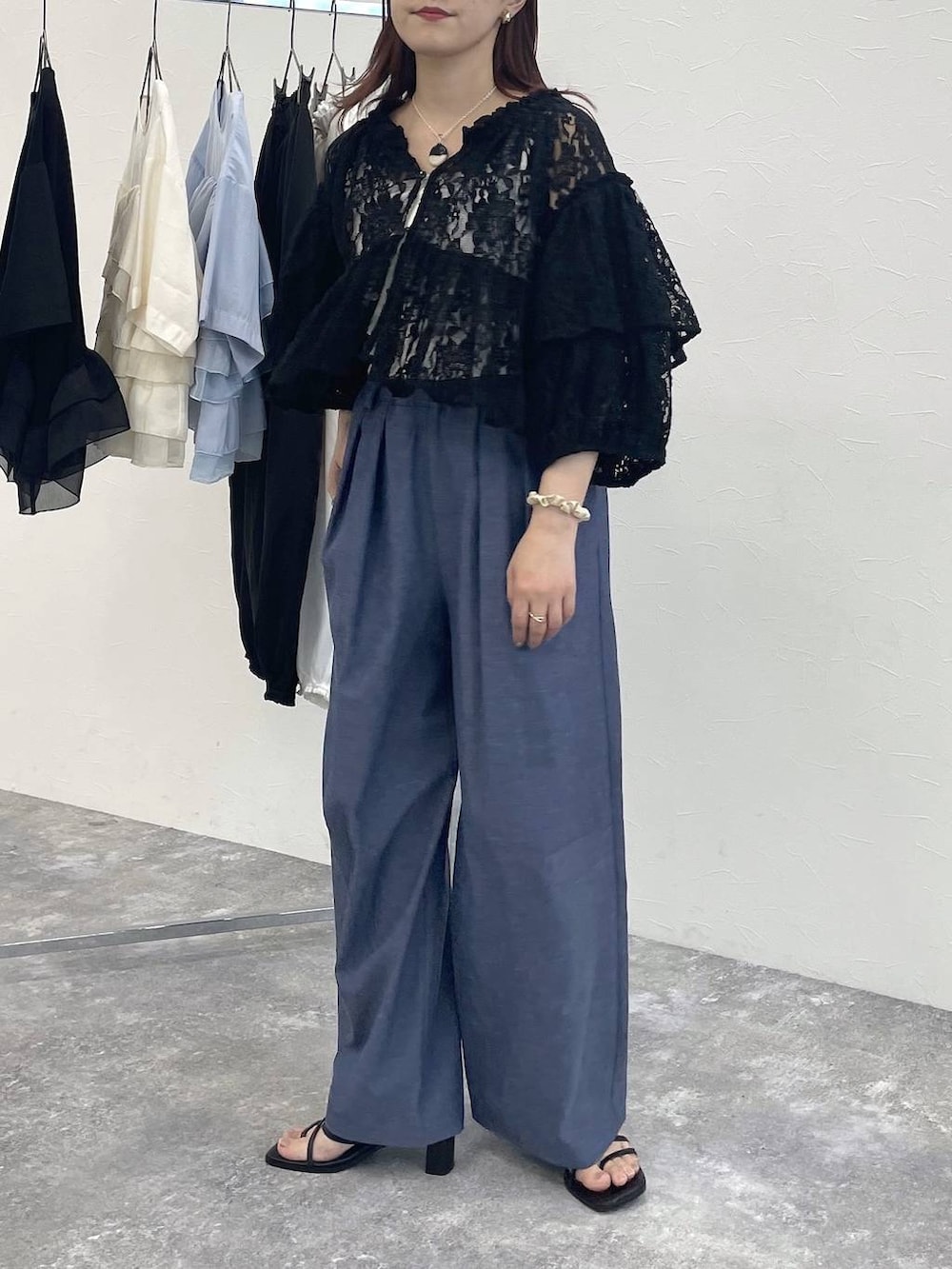 ブラック系のシャツ/ブラウス、ブルー系のデニムパンツを着用したレディースの春コーディネートの2枚目の写真