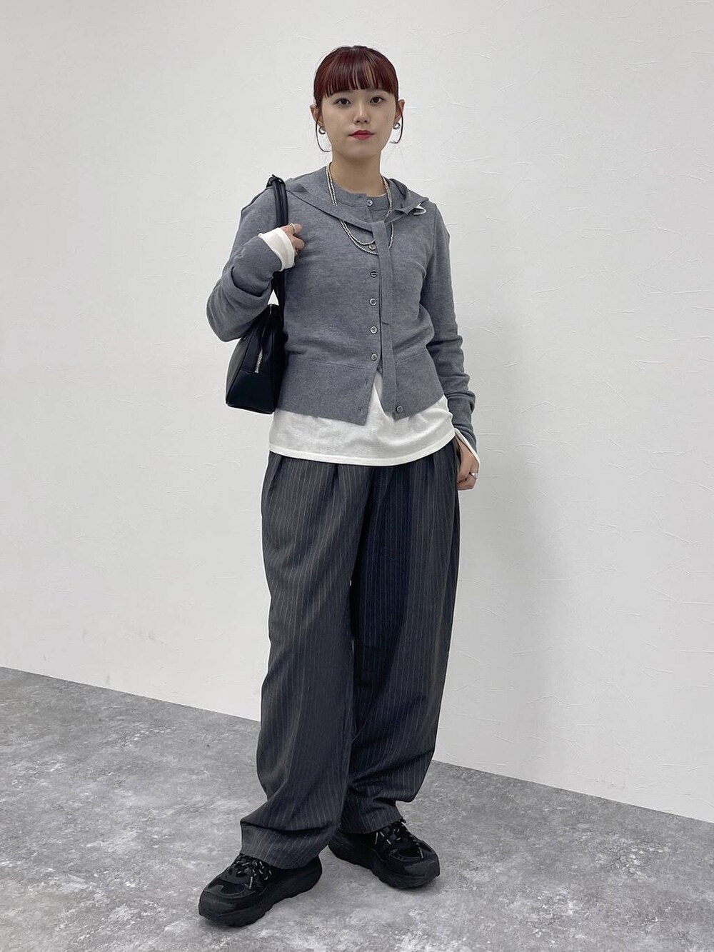 ホワイト系のTシャツ/カットソーを着用したレディースの秋コーディネートの5枚目の写真