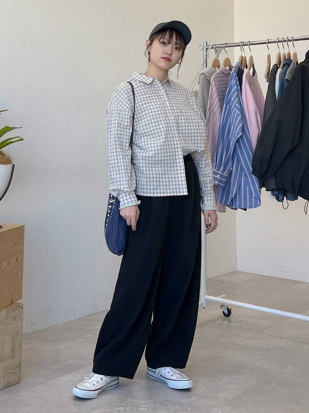 ブルー系のトートバッグ、ブラック系のその他パンツ、その他のシャツ/ブラウスを着用したレディースの冬コーディネートの4枚目の写真