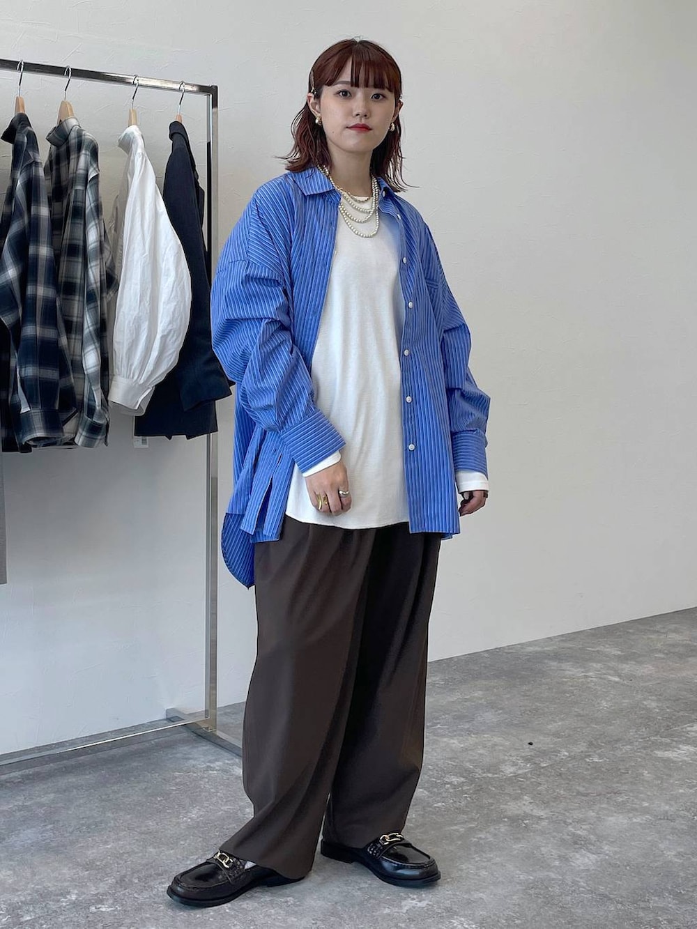 ブラウン系のその他パンツ、グレー系のTシャツ/カットソー、その他のシャツ/ブラウスを着用したレディースの秋コーディネートの6枚目の写真