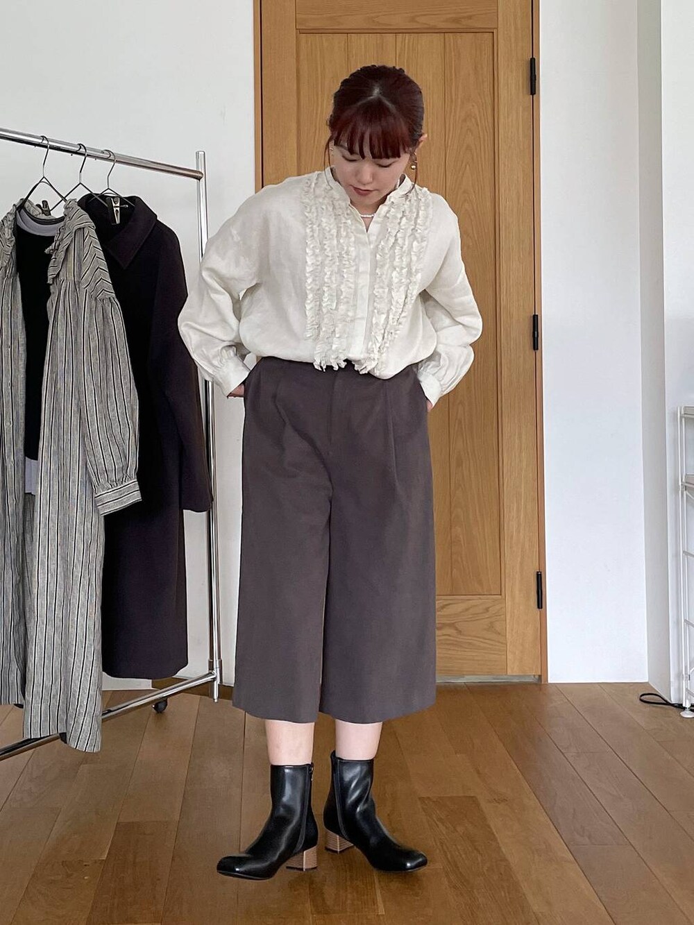 ホワイト系のシャツ/ブラウス、グレー系のその他パンツを着用したレディースの秋コーディネートの5枚目の写真