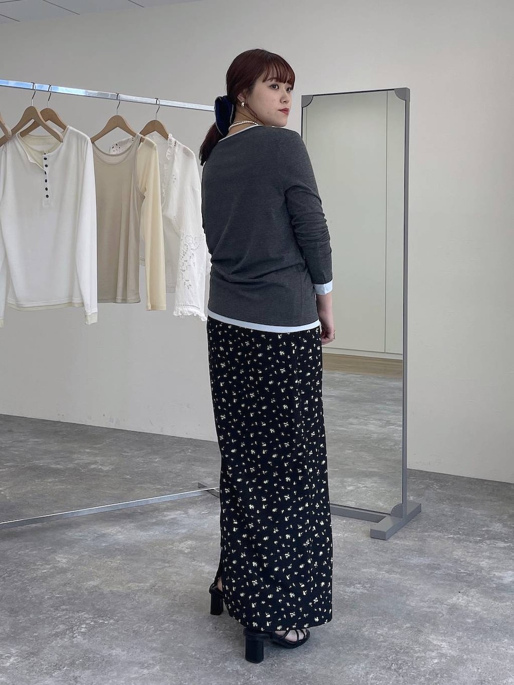 グレー系のTシャツ/カットソー、ブラック系のスカートを着用したレディースの春コーディネートの4枚目の写真