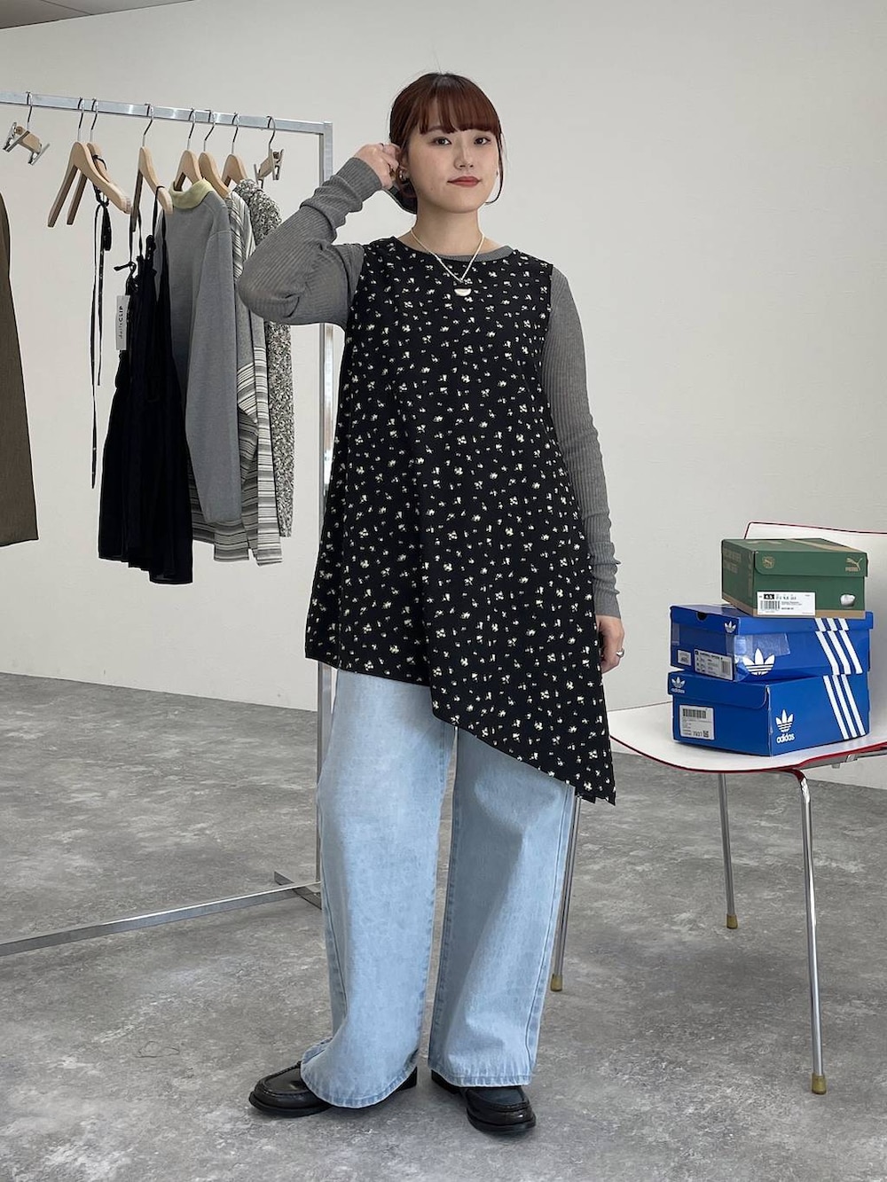 グレー系のニット/セーター、ブルー系のデニムパンツを着用したレディースの春コーディネートの4枚目の写真