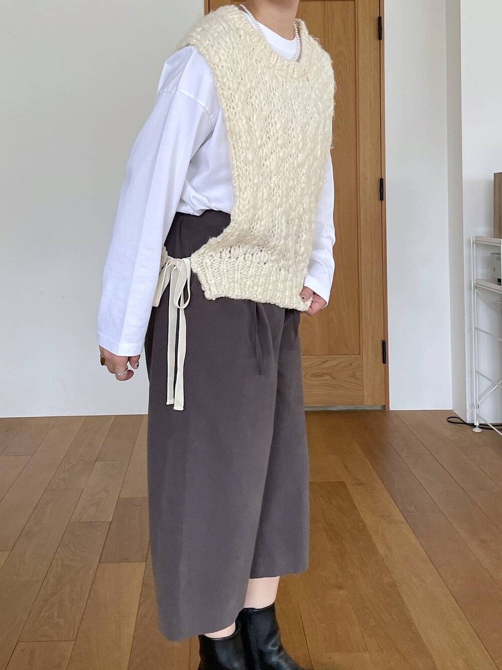 その他のTシャツ/カットソー、グレー系のその他パンツ、ホワイト系のベストを着用したレディースの秋コーディネートの2枚目の写真