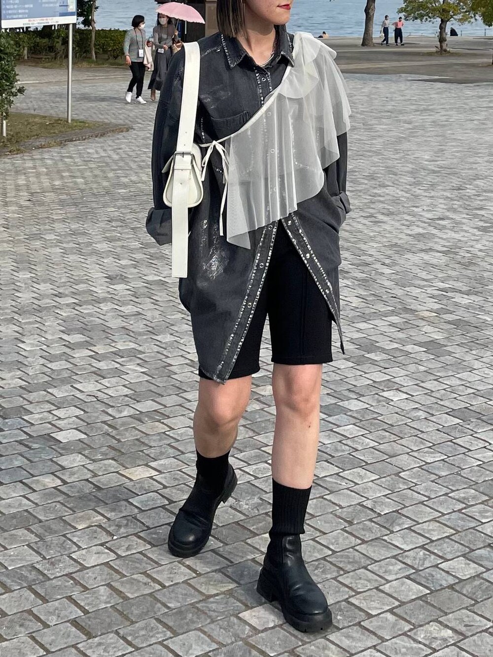 ブラック系のその他パンツ、ブラック系のシャツ/ブラウス、ホワイト系の付け襟を着用したレディースの冬コーディネートの5枚目の写真