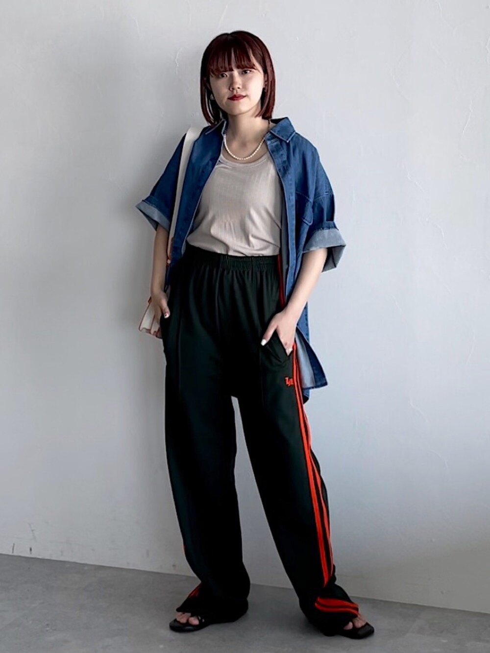 グリーン系のスウェットパンツ、ブルー系のシャツ/ブラウス、ベージュ系のタンクトップを着用したレディースの夏コーディネートの6枚目の写真