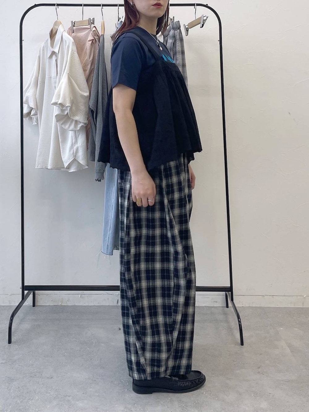 ブラック系のベスト、ブルー系のTシャツ/カットソーを着用したレディースの春コーディネートの3枚目の写真