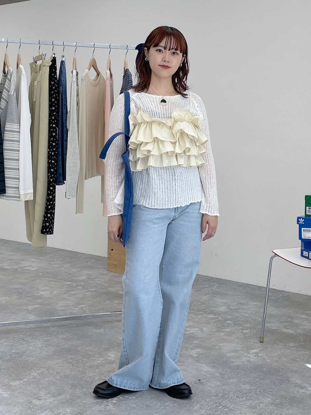 ブラック系のローファー、ブルー系のトートバッグ、ブルー系のデニムパンツを着用したレディースの春コーディネートの5枚目の写真