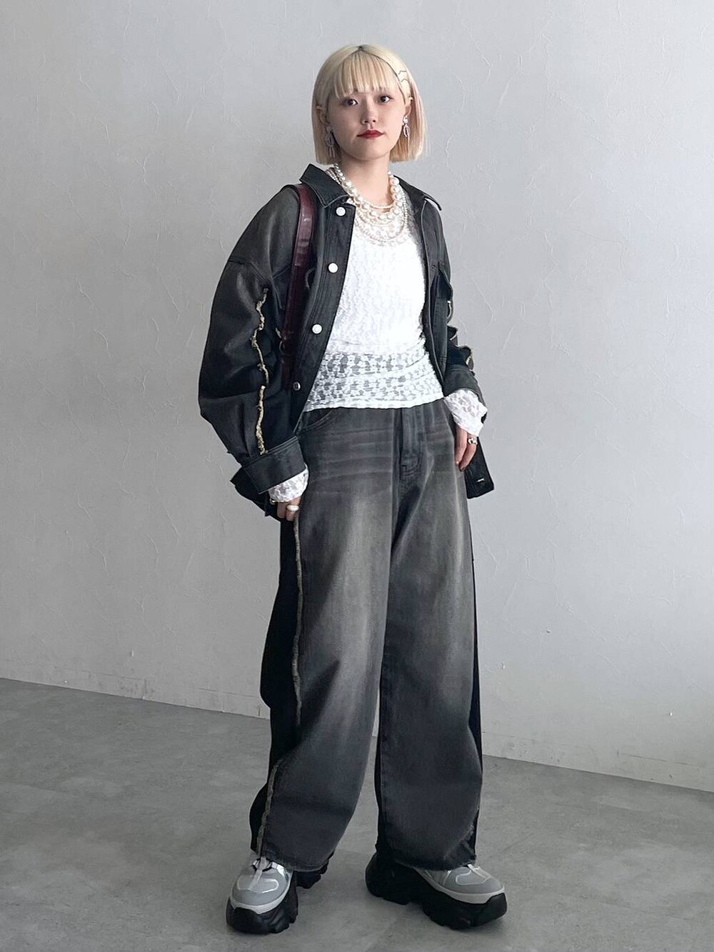 ホワイト系のTシャツ/カットソー、ブラック系のデニムパンツ、ブラック系のブルゾンを着用したレディースの夏コーディネートの10枚目の写真