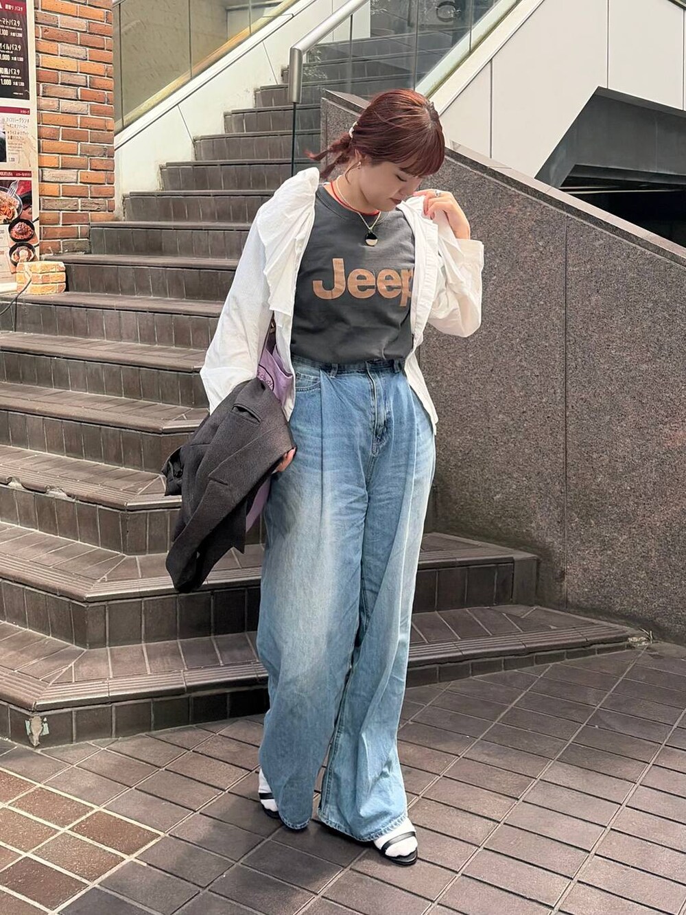 ブルー系のデニムパンツを着用したレディースの春コーディネートの4枚目の写真
