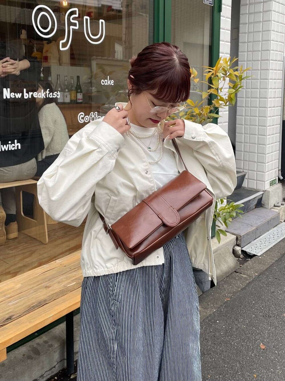 ホワイト系のTシャツ/カットソー、その他のその他パンツ、ベージュ系のブルゾンを着用したレディースの春コーディネートの5枚目の写真