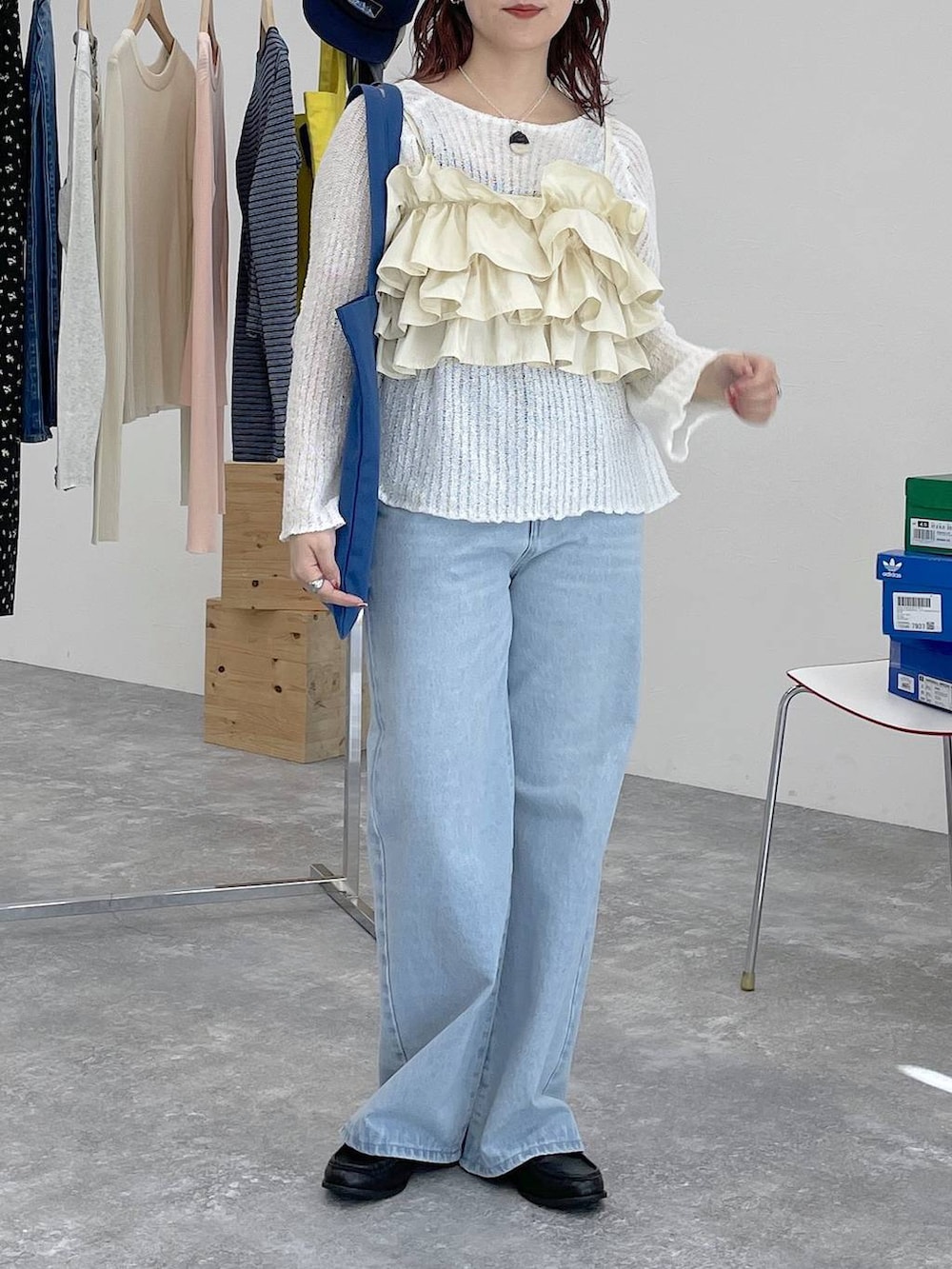 ブラック系のローファー、ブルー系のトートバッグ、ブルー系のデニムパンツを着用したレディースの春コーディネートの4枚目の写真