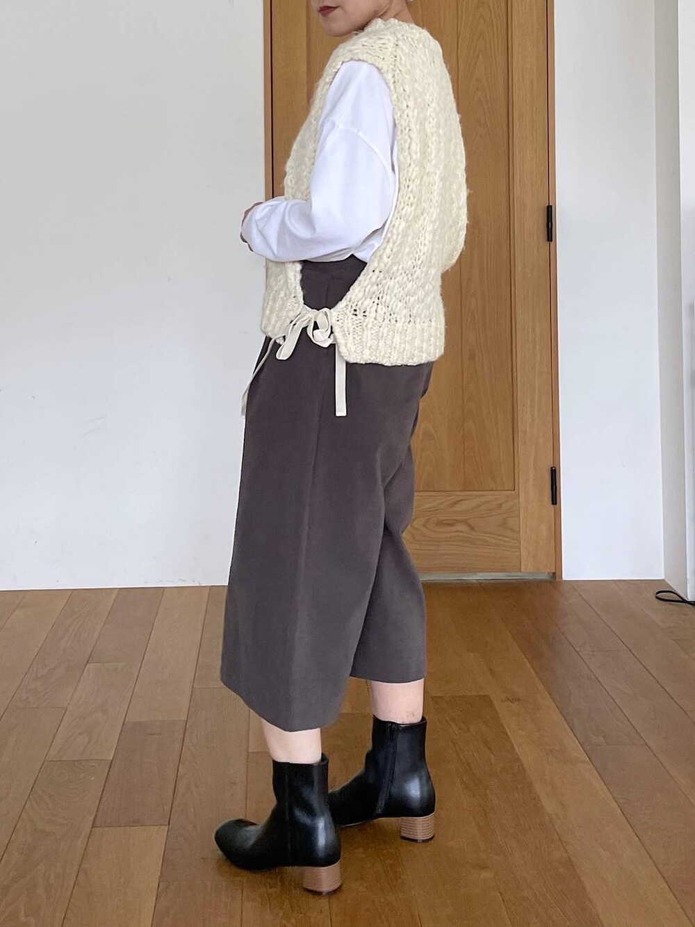 その他のTシャツ/カットソー、グレー系のその他パンツ、ホワイト系のベストを着用したレディースの秋コーディネートの3枚目の写真