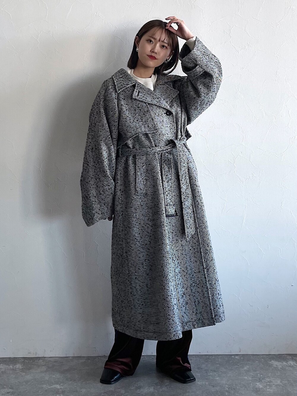 その他のジャケット/アウター、ブラウン系のその他パンツ、ブラック系のブーツを着用したレディースの秋コーディネートの6枚目の写真