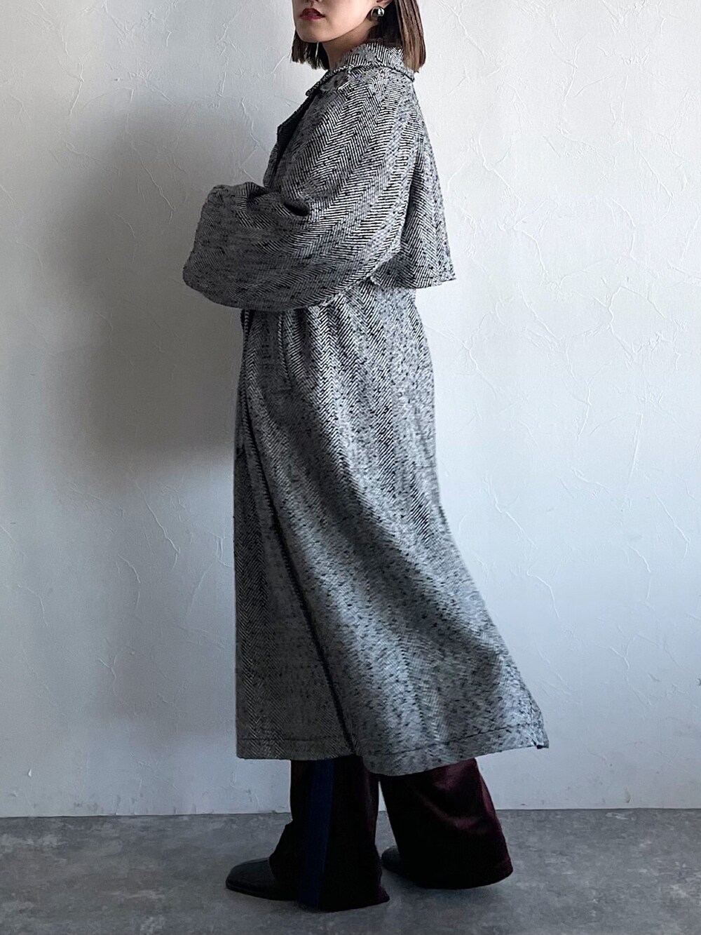 その他のジャケット/アウター、ブラウン系のその他パンツ、ブラック系のブーツを着用したレディースの秋コーディネートの2枚目の写真