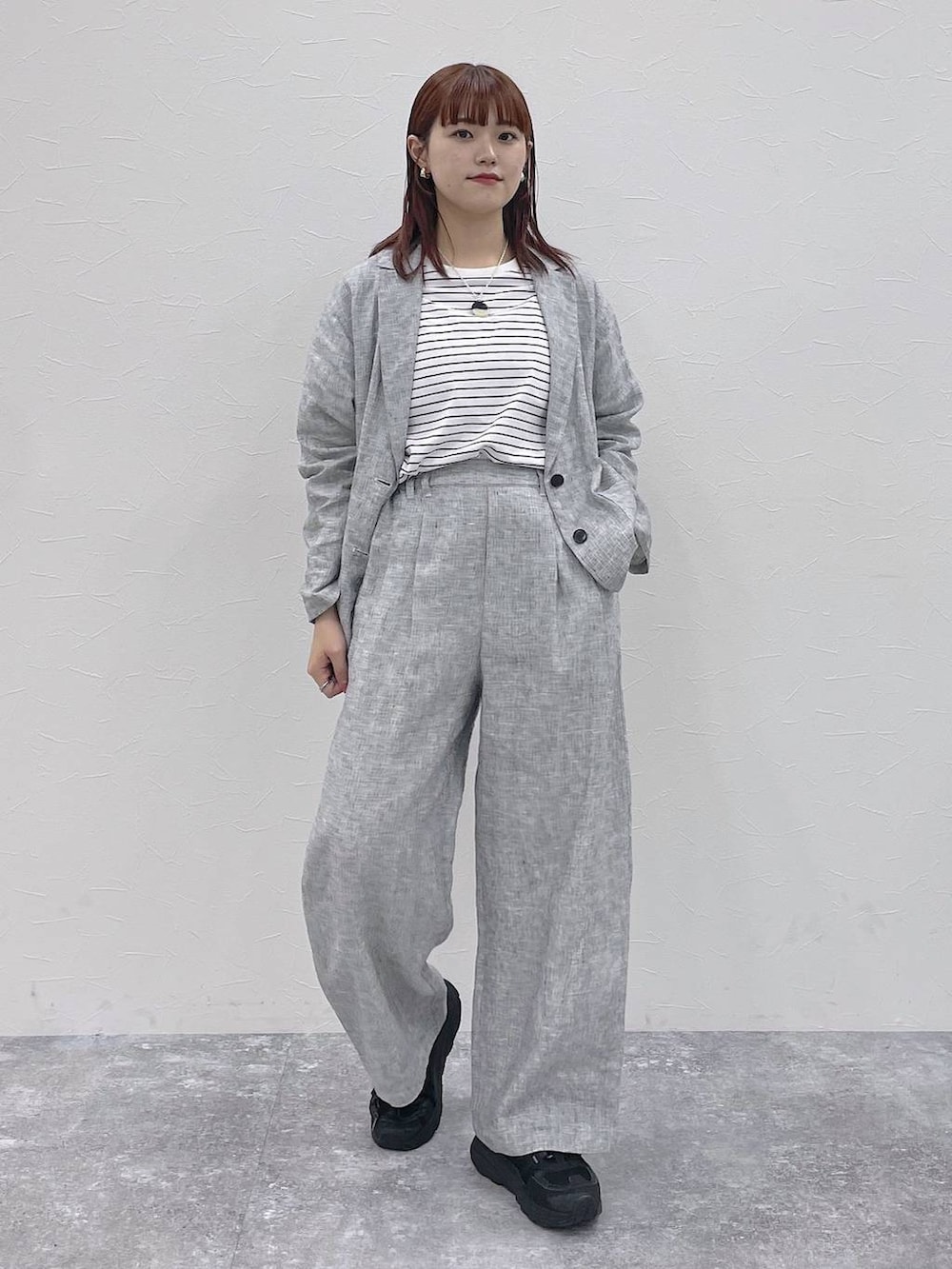 その他のその他パンツ、その他のTシャツ/カットソーを着用したレディースの春コーディネートの7枚目の写真