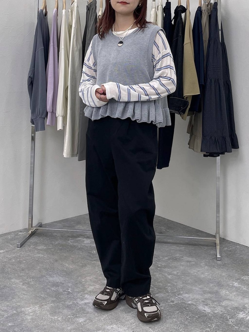 ブラック系のその他パンツ、グレー系のベストを着用したレディースの春コーディネートの4枚目の写真