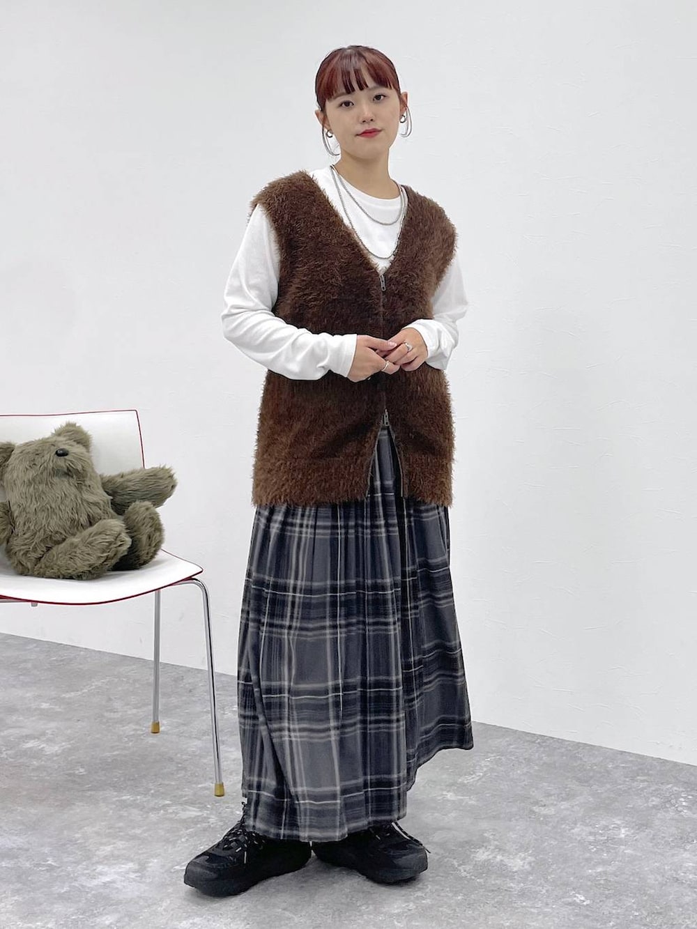 ホワイト系のTシャツ/カットソー、グレー系のスカートを着用したレディースの秋コーディネートの7枚目の写真