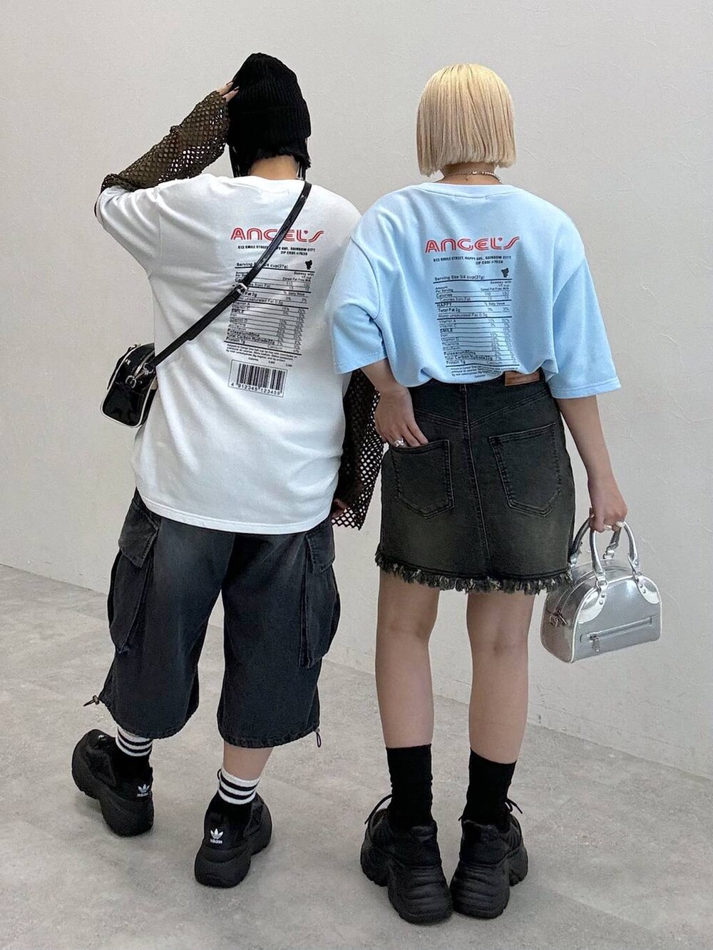 シルバー系のショルダーバッグ、ブラック系のショルダーバッグ、ブラック系のデニムパンツを着用したレディースの夏コーディネートの4枚目の写真