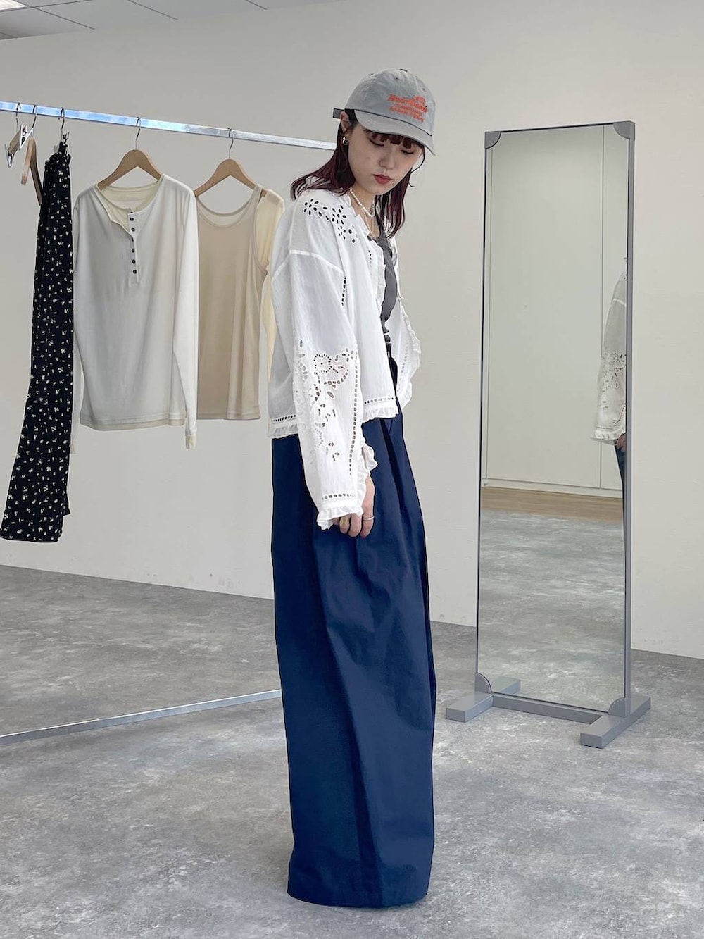 ホワイト系のシャツ/ブラウス、ブルー系のチノパンツを着用したレディースの春コーディネートの2枚目の写真