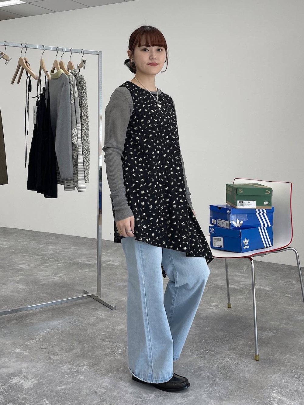 グレー系のニット/セーター、ブルー系のデニムパンツを着用したレディースの春コーディネートの5枚目の写真